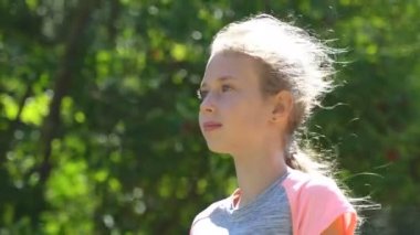 Rüzgar saç akışı ile küçük kız portresi.