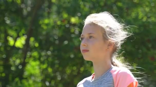 Retrato de niña con el flujo de pelo en el viento . — Vídeo de stock