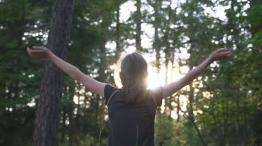Yaz aylarında ormanda küçük bir kız. Meditasyon konsepti.