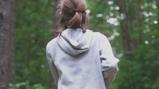 Klein meisje loopt in het bos. Sport concept. — Stockvideo