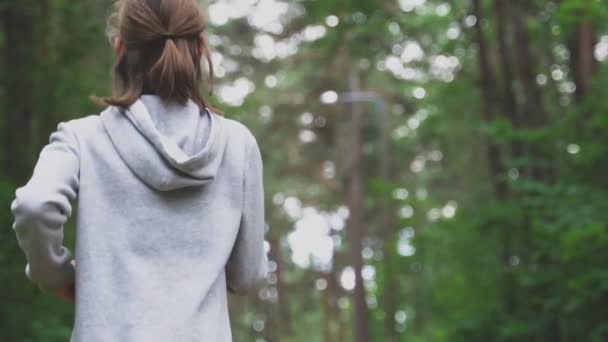 Niña corriendo en el bosque. Concepto deportivo . — Vídeos de Stock