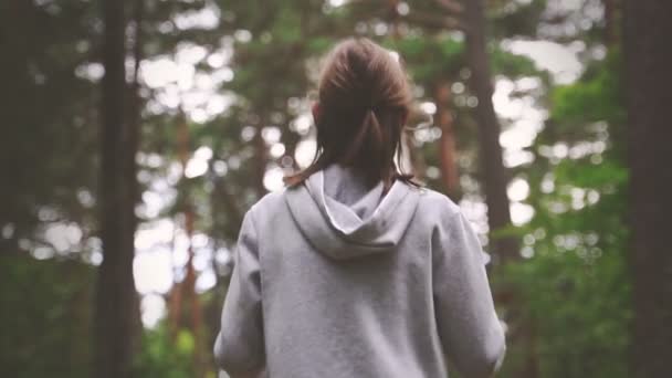 Niña corriendo en el bosque. Concepto deportivo . — Vídeos de Stock