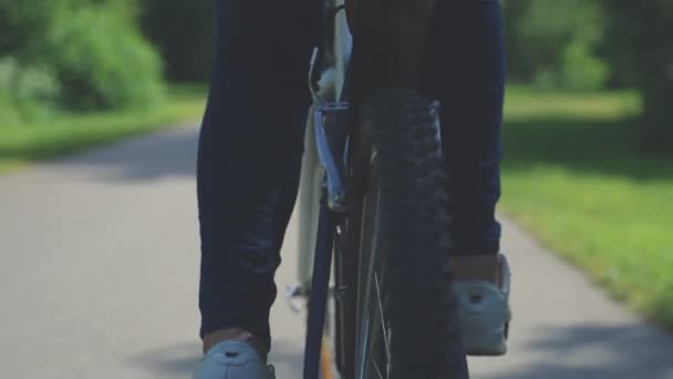 Ruota della bicicletta. Girato dal lato posteriore della strada . — Video Stock