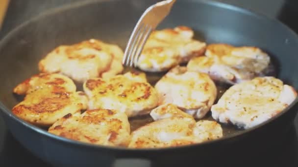 Świeże kawałki kurczaka są gotowane na patelni. — Wideo stockowe
