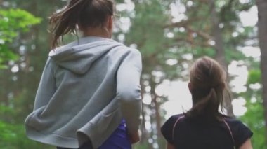 Ormanda çalışan anne ve kızı.