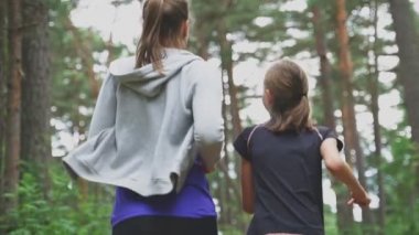 Ormanda çalışan anne ve kızı.