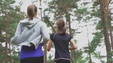 Ormanda çalışan anne ve kızı.