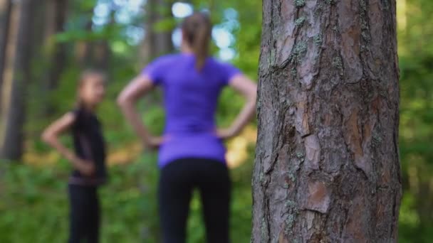 森の中で体操をしているママと娘. — ストック動画
