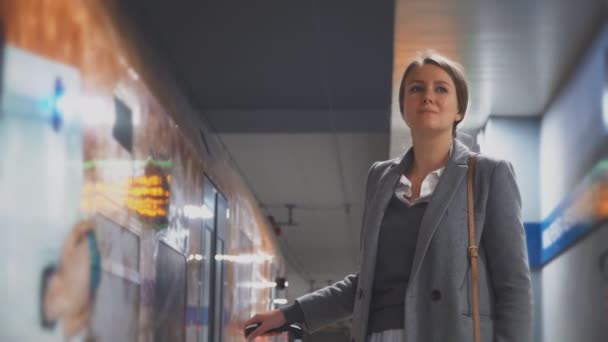 Vrouw wacht op de trein in metrostation. — Stockvideo