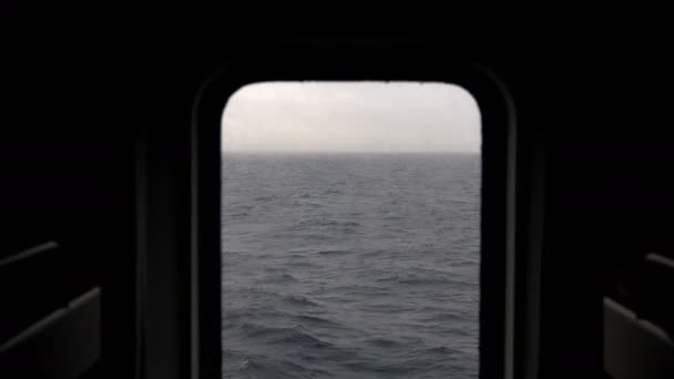 Vue sur la mer depuis le hublot du navire . — Video