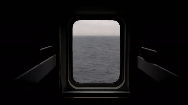 Vue sur la mer depuis le hublot du navire . — Video