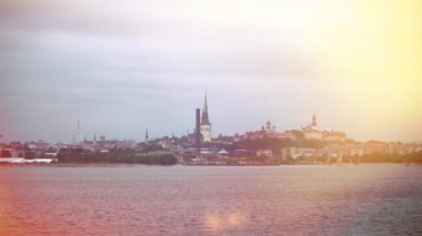 Deniz kenarından eski Tallinn manzarası.