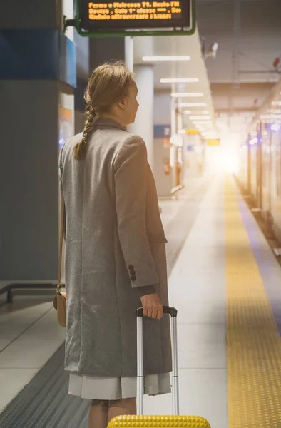 Geschäftsfrau wartet am Bahnhof auf einen Zug. — Stockfoto