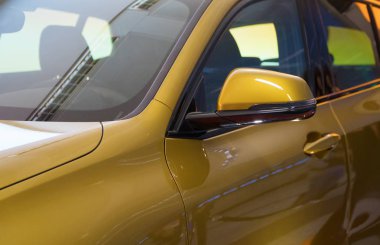 Off-road araç modelinin bir parçası sergide.