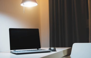 Kişisel bilgisayar geç akşam masada duran.