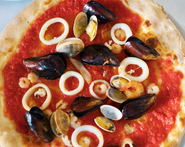Italienische Pizza mit Meeresfrüchten. Tintenfische, Miesmuscheln und Garnelen. — Stockfoto