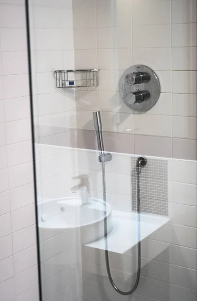 Εσωτερικό μπάνιο. Καμπίνα ντους πίσω από το γυαλί. — Φωτογραφία Αρχείου