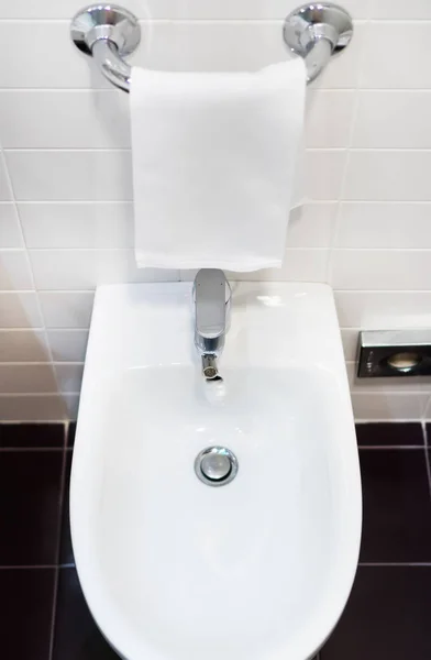 Intérieur des toilettes. Vue rapprochée de Bidet . — Photo