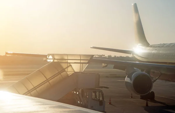 Onderdeel van het vliegtuig op de landingsbaan bij zonsondergang. — Stockfoto