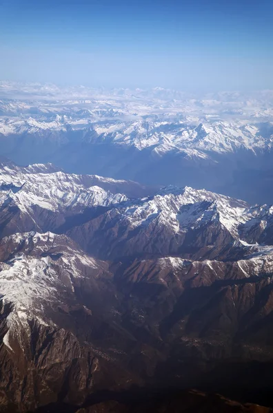 Luchtfoto van de bergen in de wolken. — Stockfoto