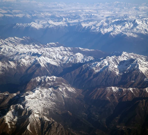 Vedere aeriană a munților în nori . — Fotografie, imagine de stoc