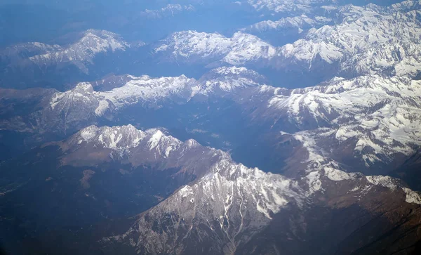 Letecký pohled na hory v mracích. — Stock fotografie