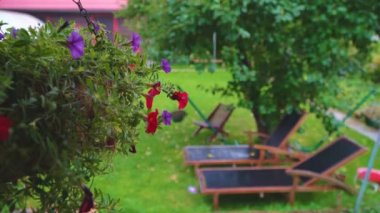 Yaz günü kır evinde sağanak yağmur.