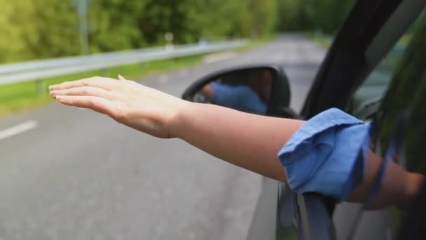 Mujeres mano fuera de la ventana del coche. Concepto vacaciones de verano. — Vídeo de stock