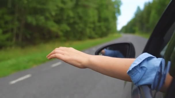 Женщины держат руки за стеклом машины. Концепция летнего отдыха. — стоковое видео