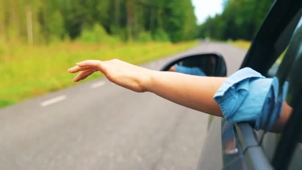 Mujeres mano fuera de la ventana del coche. Concepto vacaciones de verano. — Vídeos de Stock