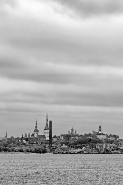 Deniz kenarından eski Tallinn manzarası. Siyah beyaz.