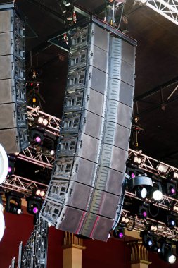 Profesyonel hoparlörler ve yıldırım ile konser sahnesi.