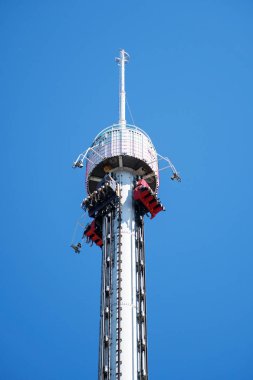 Yaz eğlence parkı makinesini kaldırma.
