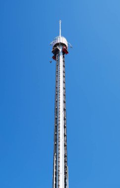 Yaz eğlence parkı makinesini kaldırma.