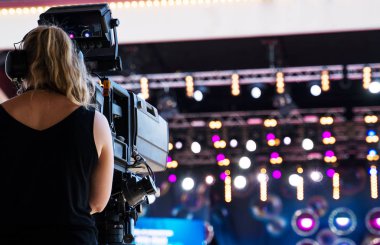 Profesyonel video kamera ile Camerawoman canlı performace çekiyor.