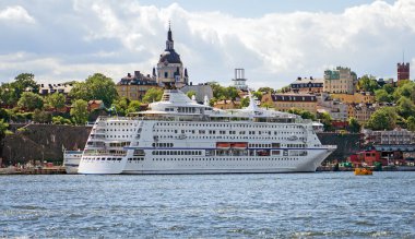 Stockholm merkezinde Katarina Kilisesi önünde Cruise gemisi.