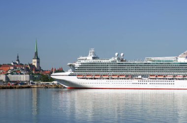 Tallinn limanında büyük beyaz yolcu gemisi, Estonya.