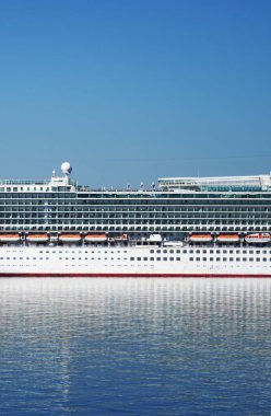 Büyük beyaz yolcu gemisinin bir parçası limanda demirlemiş.