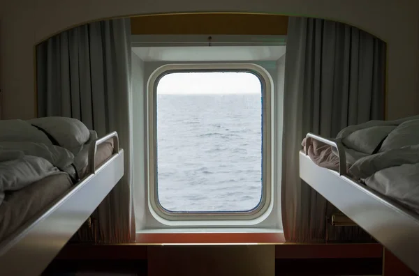 Θέα της θαλάσσιας καταιγίδας από την τρύπα του πλοίου. — Φωτογραφία Αρχείου
