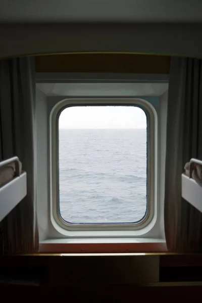 Vista de la tormenta marina desde el ojo de buey del barco . — Foto de Stock