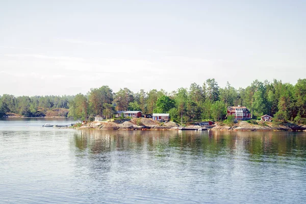 Krásný letní výhled na domy nedaleko Baltského moře. Stockholmské souostroví. — Stock fotografie