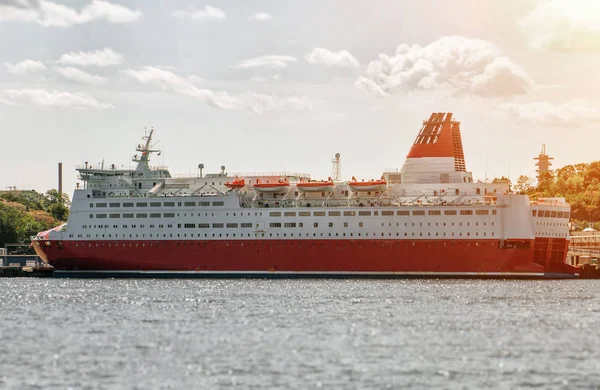 Crucero rojo amarrado en el puerto marítimo . — Foto de Stock