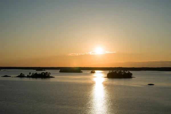 Prachtige zomer zonsondergang in de Baltische Zee. Archipel van Stockholm. — Stockfoto