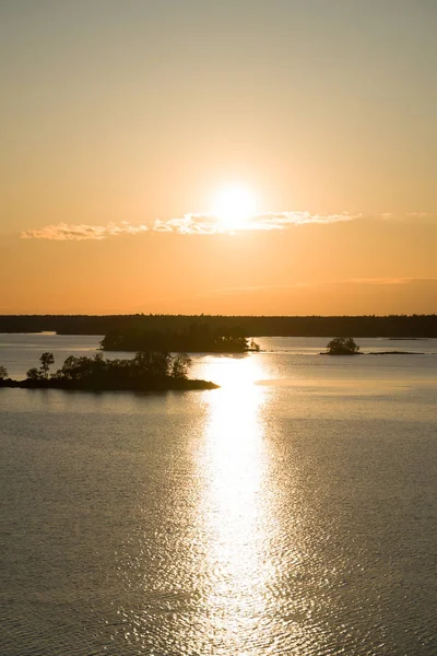 Prachtige zomer zonsondergang in de Baltische Zee. Archipel van Stockholm. — Stockfoto