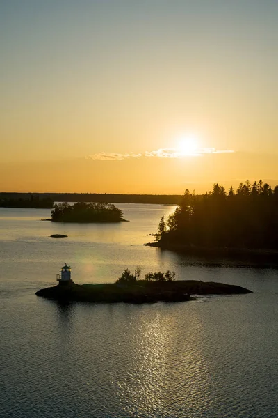 Prachtige zomer zonsondergang in de Baltische Zee. Archipel van Stockholm. — Stockfoto