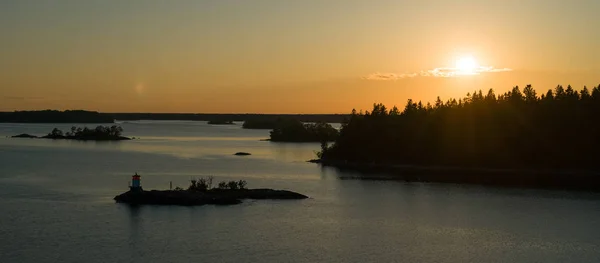 Piękny letni zachód słońca w Morzu Bałtyckim. Archipelag sztokholmski. — Zdjęcie stockowe