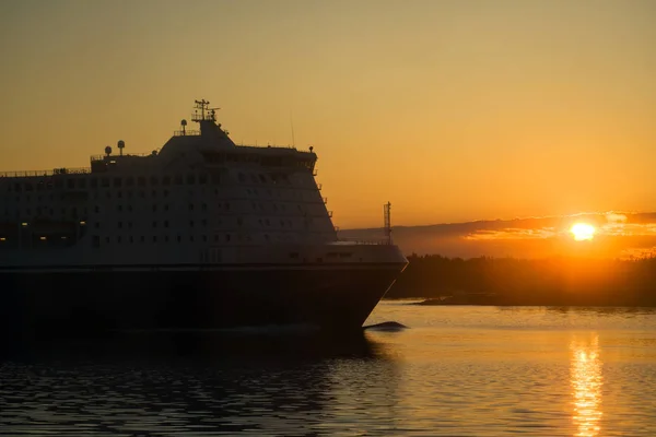 Passagerar-och gods färja mot solnedgången i Östersjön. — Stockfoto