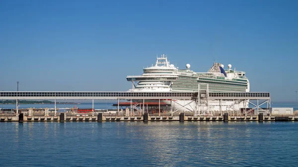Obrovská bílá výletní loď kotvíná v přístavu. — Stock fotografie