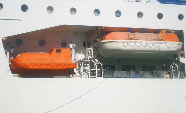 Barcos salva-vidas laranja no convés de balsa . — Fotografia de Stock