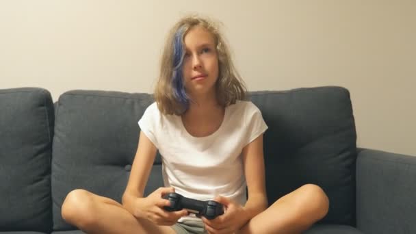 Menina jogando jogo de vídeo em casa . — Vídeo de Stock